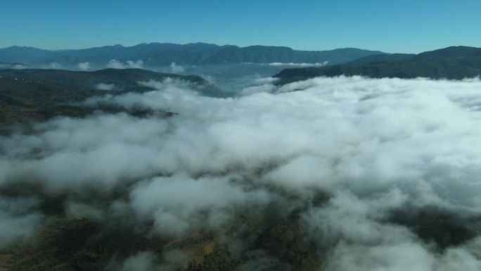 在大理山里面航拍的小型云海