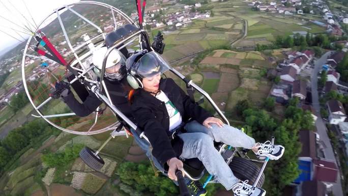 美女自拍体验动力滑翔伞