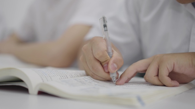 校园上课写字做笔记学生学习特写4k