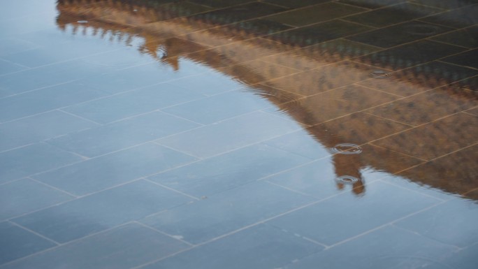 下雨天故宫倒影和雨水涟漪