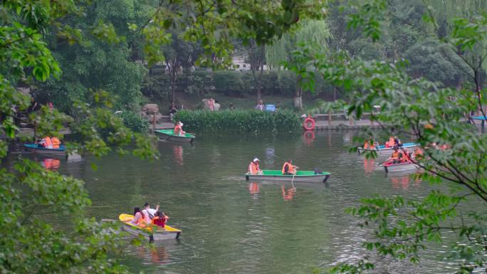 周末公园湖面划船人群