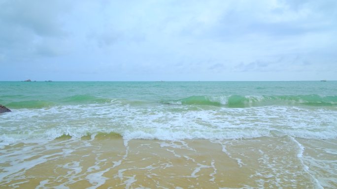 阴天大海沙滩 波涛汹涌的海浪 海边 浪花