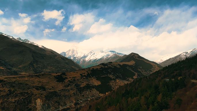 西藏林芝雪山山顶云雾延时 远景