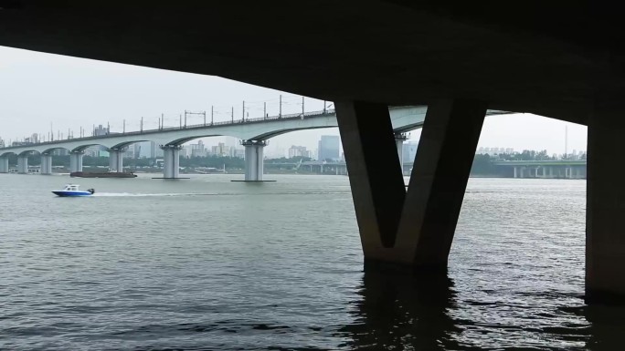 湖面行驶 波光粼粼 都市风光