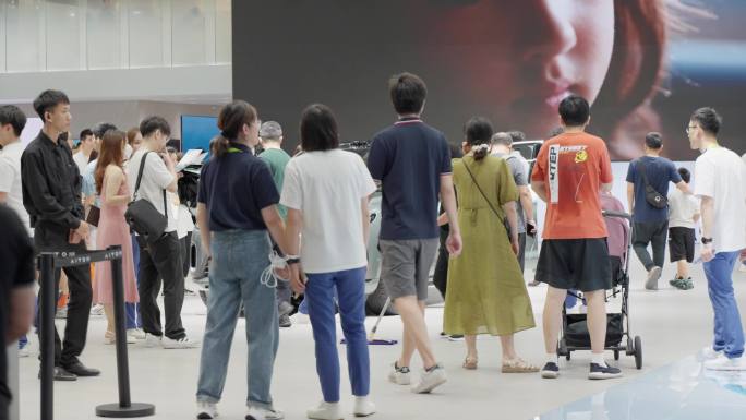 深圳车展粤港澳大湾区车展问界人流视频素材