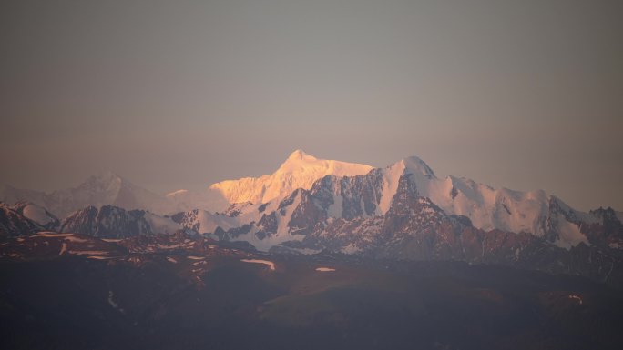 夏塔雪山日照金山延时摄影