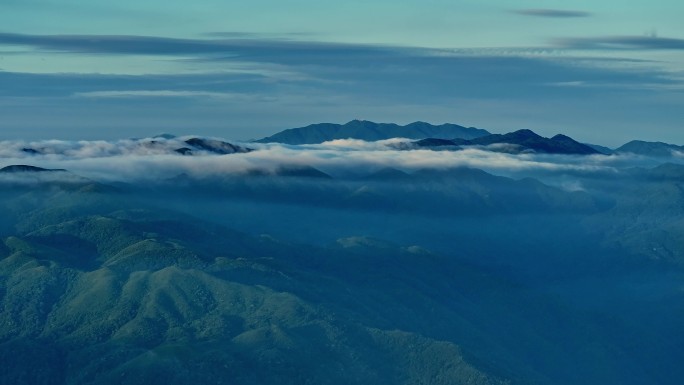 清晨云雾缭绕的大山