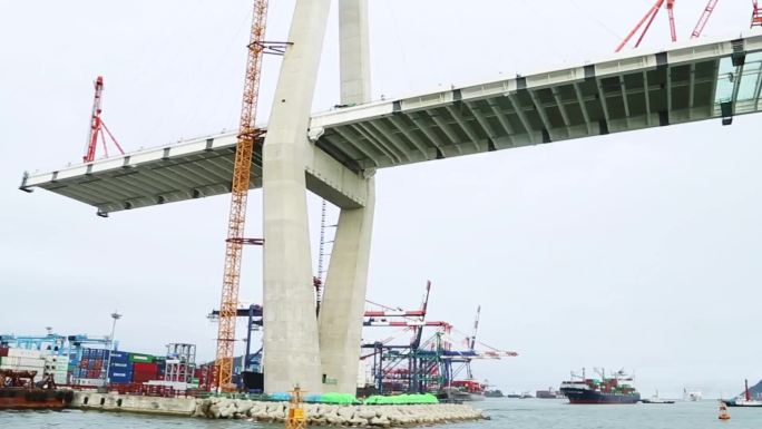 湖面行驶 波光粼粼 都市风光