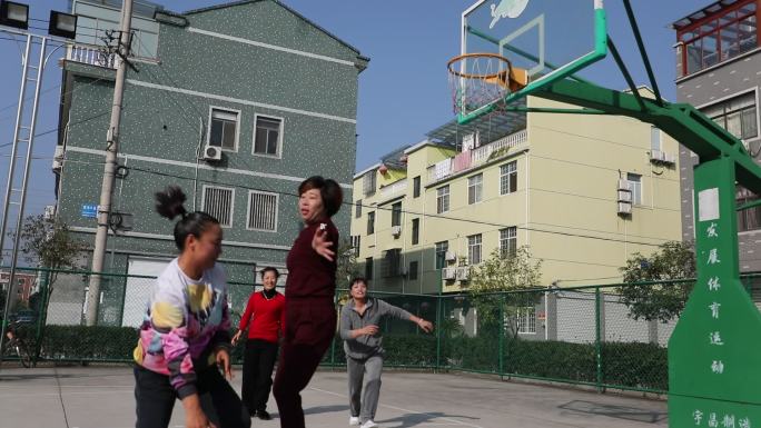 浙江新农村篮球场农民女子篮球队打篮球