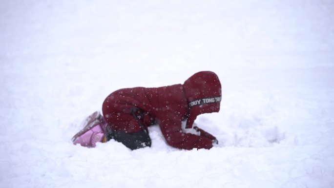 冬天孩子玩雪