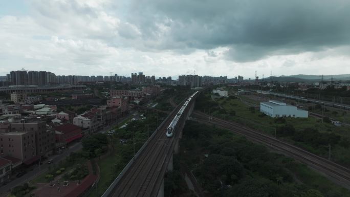 风雨无阻的高铁列车