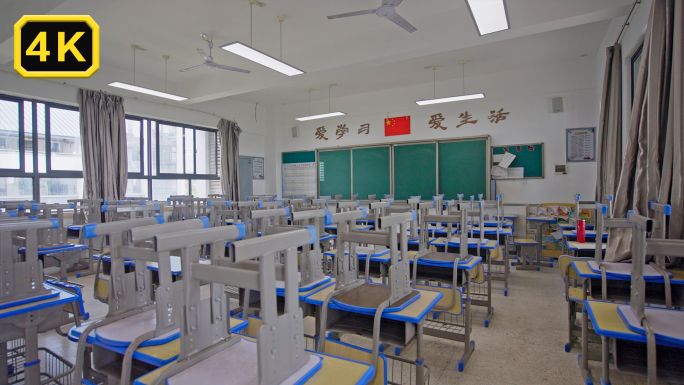 小学学校教室空课桌空教室毕业后叠起空桌子
