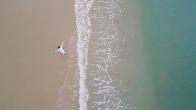 女生独自走在海边丨海滩海浪