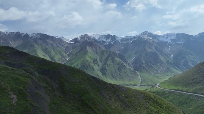 高山草甸雪山航拍