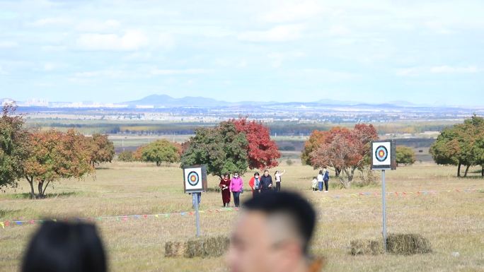 内蒙古兴安盟红色五角枫游客游览2