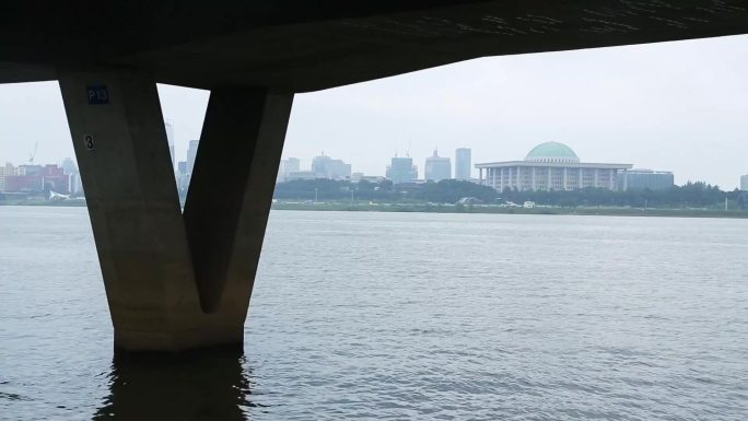 湖面行驶 波光粼粼 都市风光