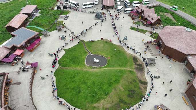 新疆伊犁那拉提游客排队