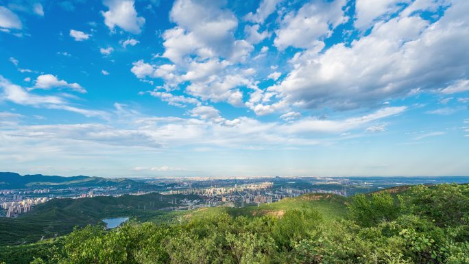 北京西山蓝天白云全景