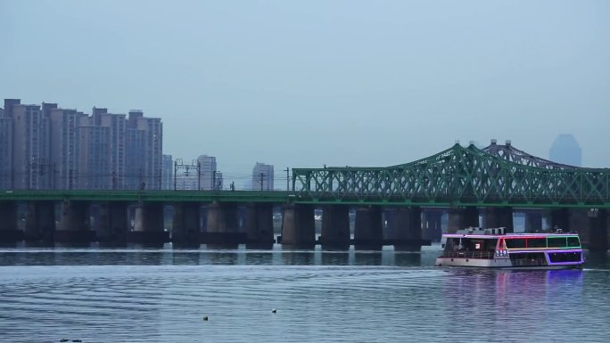 湖面行驶 波光粼粼 都市风光