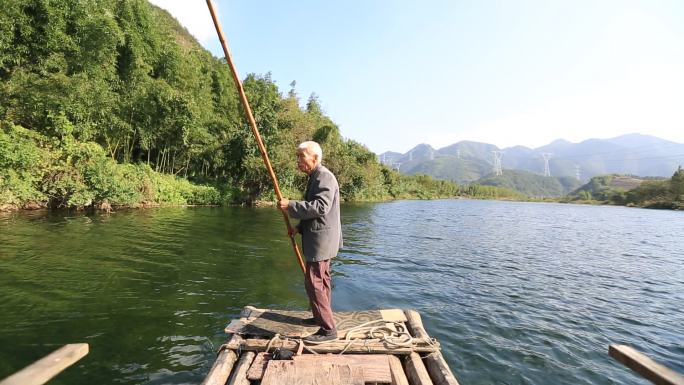 农村白发老人撑竹竿竹筏竹排渡船实拍原素材