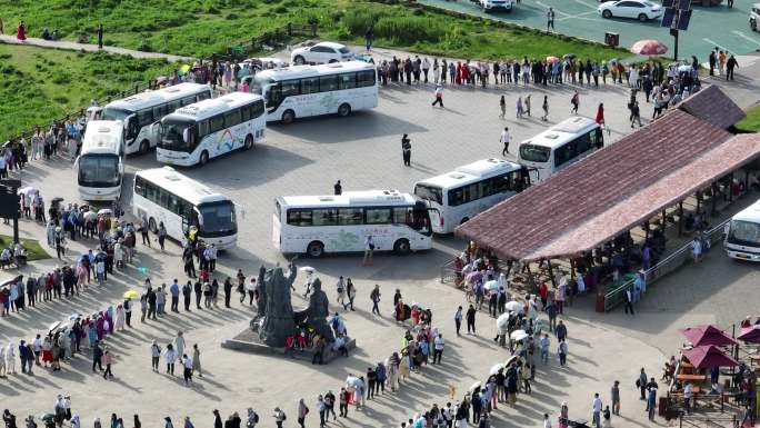 新疆伊犁那拉提景区游客排队