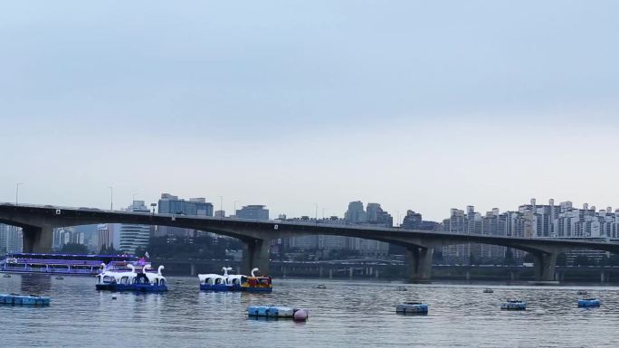 湖面行驶 波光粼粼 都市风光