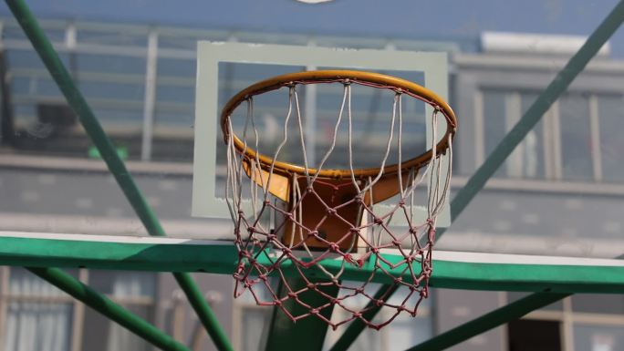 农村篮球场篮球框进球特写实拍原素材