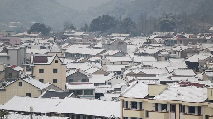 江南集镇农村山村小雪屋顶白雪积雪实拍素材