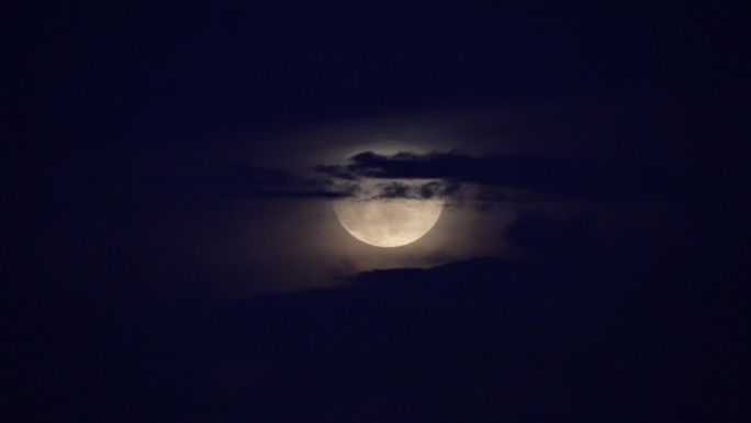 满月夜空中的月亮