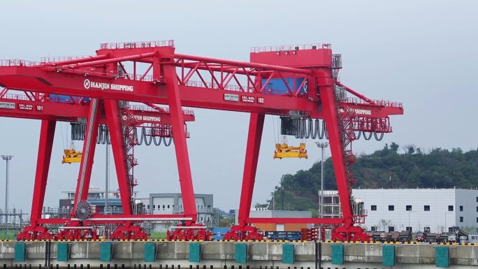 湖面行驶 波光粼粼 都市风光