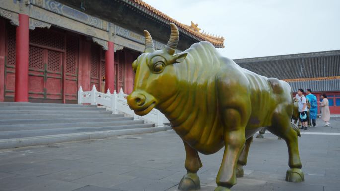 北京故宫铜牛雕塑