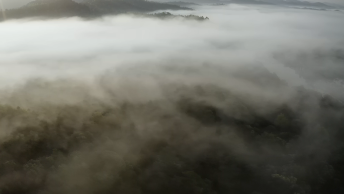 云层笼罩下的山区