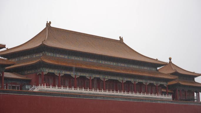阴雨天北京故宫午门和玉带河