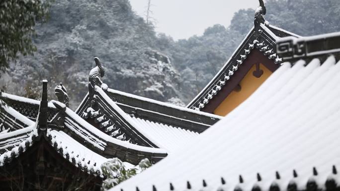江南寺庙冬天屋檐积雪白雪实拍原素材