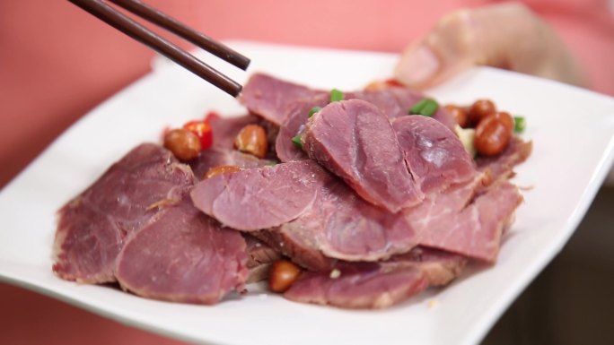 凉拌牛肉火锅涮牛肉女子居家吃牛肉美食