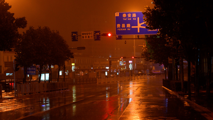 青岛雨夜，下雨晚上街道