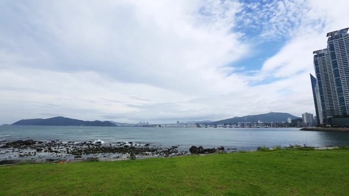 湖面行驶 波光粼粼 都市风光