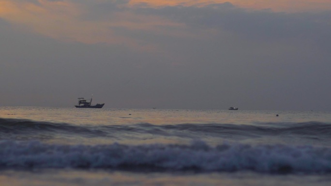 海大海海浪捕鱼清晨渔船意境慢动作