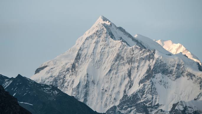 夏塔雪山日照金山延时摄影