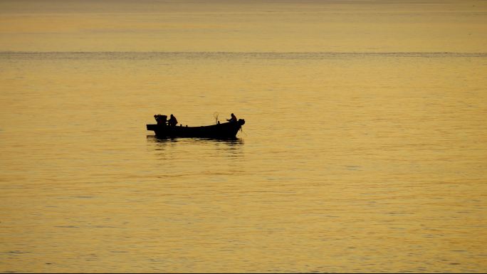 夕阳江面上的渔船
