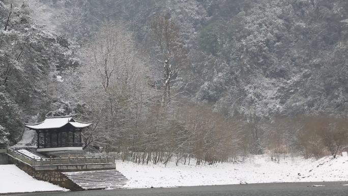 江南冬天雪景水墨国风凉亭亭子浙江诸暨五泄