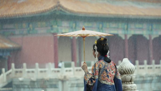 下雨天古装美女撑雨伞在故宫慢镜头升格