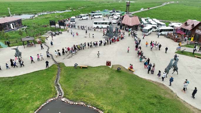 新疆伊犁那拉提游客排队
