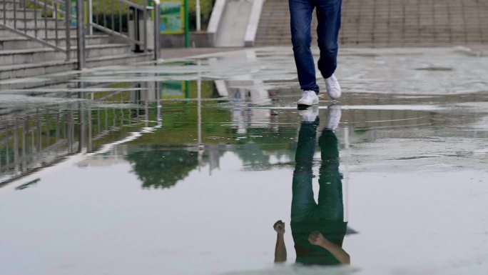 脚步踏水跑步溅水特写