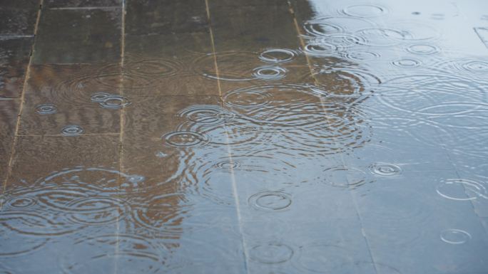 下雨天故宫倒影和雨水涟漪