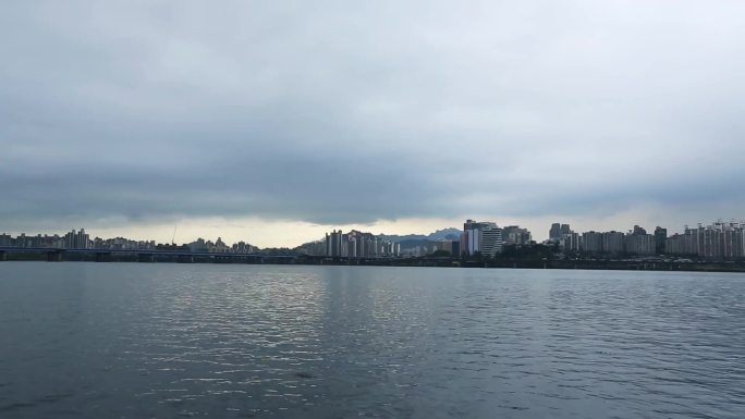 湖面行驶 波光粼粼 都市风光