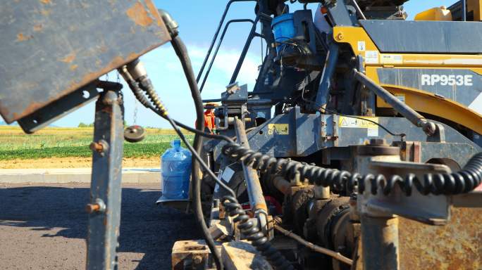 道路施工 修高速 路桥建设 铺路机作业