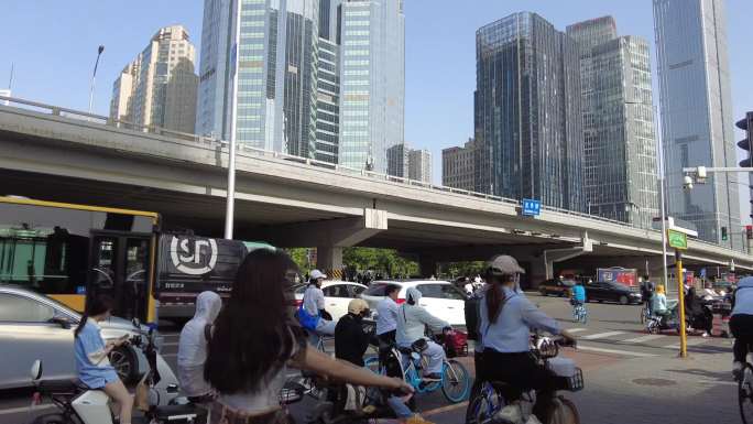 北京首都地标国贸立交桥车流人流骑行上班