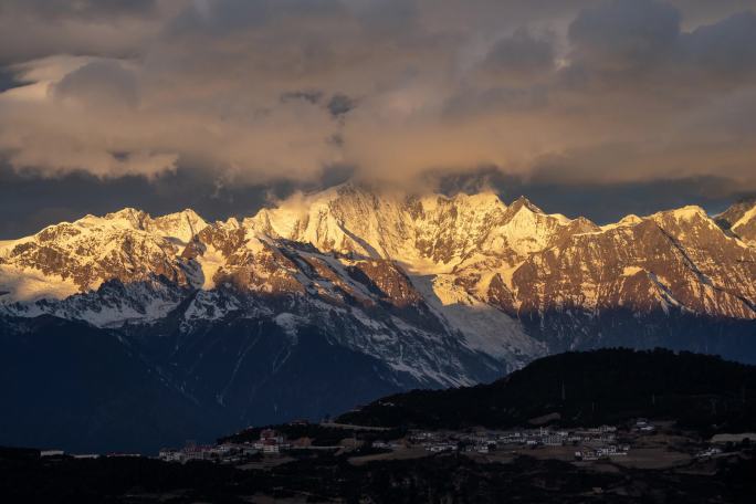 梅里雪山卡瓦格博峰延时 日照金山