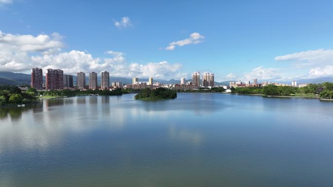 蔚蓝色的城市湿地公园美景